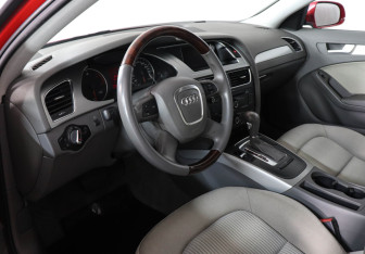 Подержанный автомобиль Audi A4 Sedan 2011 года (9 фото)