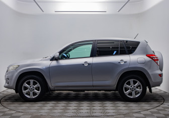 Подержанный автомобиль Toyota RAV4 2010 года (2 фото)