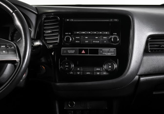 Подержанный автомобиль Mitsubishi Outlander 2019 года (14 фото)