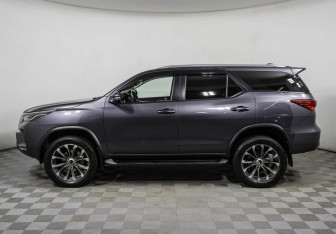 Подержанный автомобиль Toyota Fortuner 2021 года (8 фото)