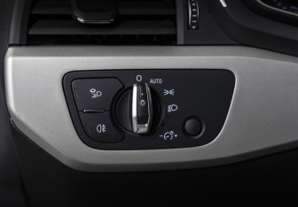 Подержанный автомобиль Audi A4 Sedan 2022 года (17 фото)