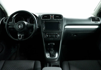 Подержанный автомобиль Volkswagen Golf Hatchback 2010 года (9 фото)