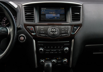 Подержанный автомобиль Nissan Pathfinder 2015 года (13 фото)