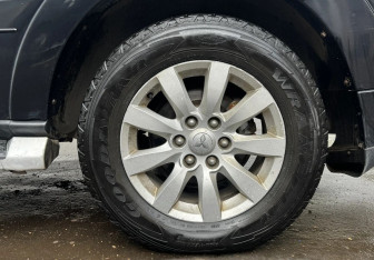 Подержанный автомобиль Mitsubishi Pajero 2011 года (14 фото)