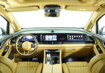 Подержанный автомобиль Voyah Dream 2023 года (12 фото)