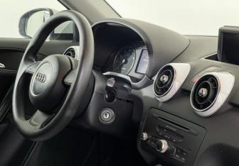 Подержанный автомобиль Audi A1 2013 года (9 фото)