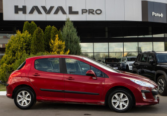 Подержанный автомобиль Peugeot 308 Hatchback 2010 года (3 фото)