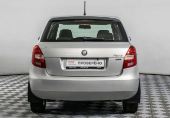 Подержанный автомобиль Skoda Fabia Hatchback 2012 года (6 фото)