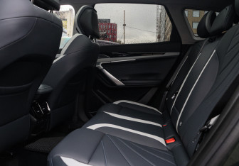 Подержанный автомобиль Geely Atlas 2024 года (8 фото)