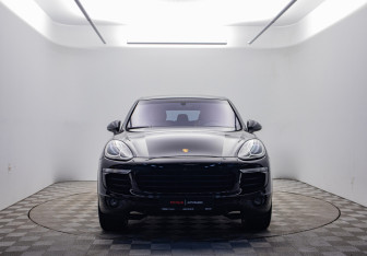 Подержанный автомобиль Porsche Cayenne 2015 года (2 фото)