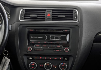 Подержанный автомобиль Volkswagen Jetta Sedan 2013 года (17 фото)