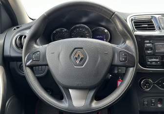 Подержанный автомобиль Renault Sandero 2016 года (12 фото)