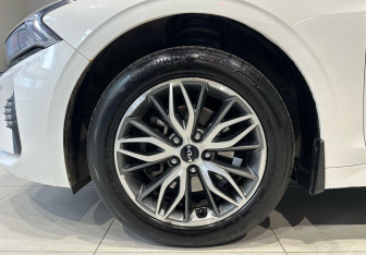 Подержанный автомобиль Kia K5 2021 года (19 фото)