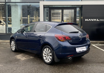 Подержанный автомобиль Opel Astra Hatchback 2010 года (7 фото)