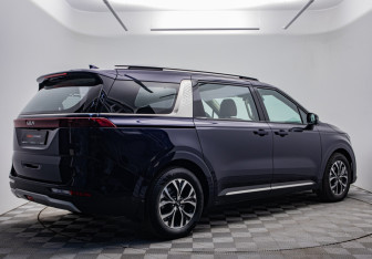 Подержанный автомобиль Kia Carnival 2023 года (5 фото)