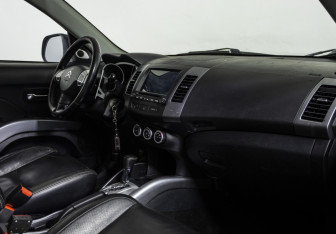 Подержанный автомобиль Citroen C-Crosser 2008 года (9 фото)