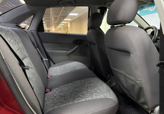 Подержанный автомобиль Ford Focus Sedan 2004 года (11 фото)