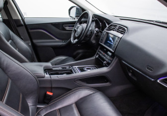 Подержанный автомобиль Jaguar F-Pace 2016 года (9 фото)