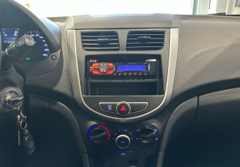 Подержанный автомобиль Hyundai Solaris Sedan 2012 года (16 фото)