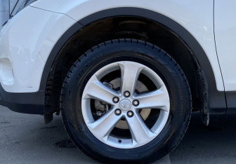 Подержанный автомобиль Toyota RAV4 2013 года (9 фото)
