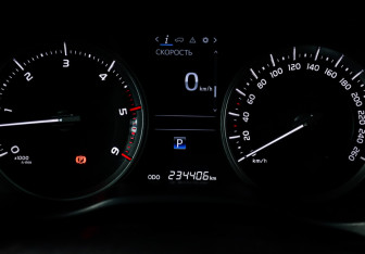 Подержанный автомобиль Toyota Land Cruiser Suv 2016 года (11 фото)