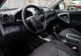Подержанный автомобиль Toyota RAV4 2011 года (12 фото)