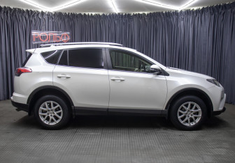 Подержанный автомобиль Toyota RAV4 2016 года (4 фото)