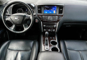 Подержанный автомобиль Nissan Pathfinder 2014 года (12 фото)
