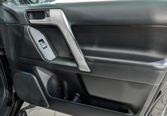 Подержанный автомобиль Toyota Land Cruiser Prado 2019 года (25 фото)