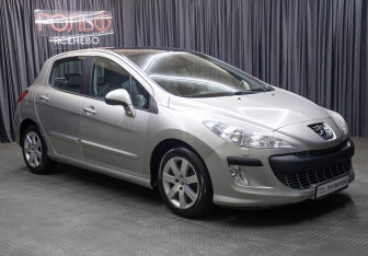 Подержанный автомобиль Peugeot 308 Hatchback 2009 года (3 фото)