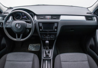 Подержанный автомобиль Skoda Rapid Liftback 2018 года (13 фото)