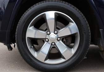 Подержанный автомобиль Jeep Grand Cherokee 2013 года (26 фото)