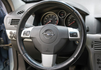 Подержанный автомобиль Opel Astra Hatchback 2011 года (17 фото)