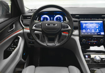 Подержанный автомобиль Jeep Grand Cherokee 2022 года (10 фото)