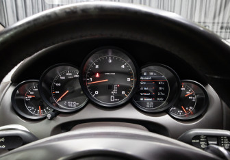 Подержанный автомобиль Porsche Cayenne 2013 года (13 фото)