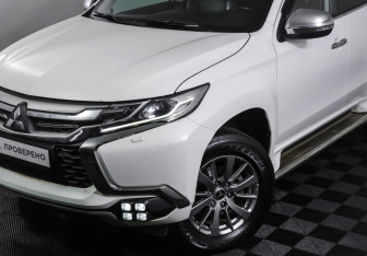 Подержанный автомобиль Mitsubishi Pajero Sport 2017 года (22 фото)