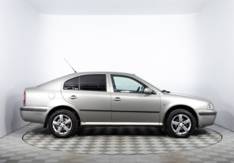 Подержанный автомобиль Skoda Octavia Liftback 2008 года (4 фото)