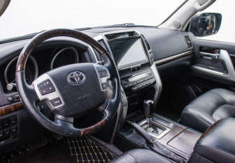 Подержанный автомобиль Toyota Land Cruiser Suv 2012 года (7 фото)