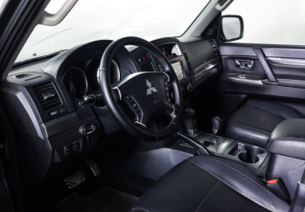 Подержанный автомобиль Mitsubishi Pajero 2011 года (15 фото)