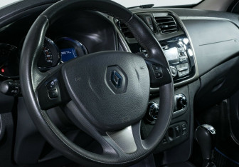 Подержанный автомобиль Renault Sandero 2017 года (6 фото)