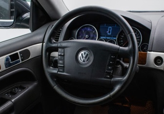 Подержанный автомобиль Volkswagen Touareg 2008 года (15 фото)