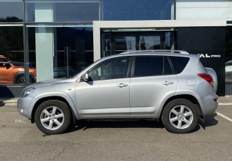 Подержанный автомобиль Toyota RAV4 2008 года (8 фото)