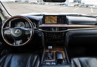 Подержанный автомобиль Lexus LX 2017 года (13 фото)