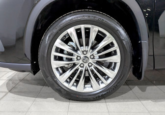 Подержанный автомобиль Toyota Highlander 2025 года (18 фото)