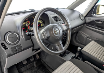 Подержанный автомобиль Suzuki SX4 Hatchback 2013 года (16 фото)