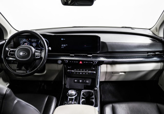 Подержанный автомобиль Kia Carnival 2021 года (11 фото)