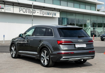 Подержанный автомобиль Audi Q7 2021 года (7 фото)