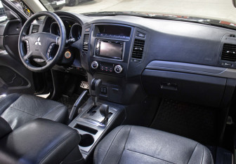 Подержанный автомобиль Mitsubishi Pajero 2014 года (10 фото)