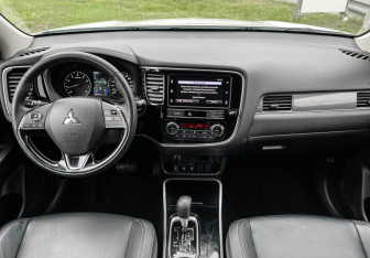Подержанный автомобиль Mitsubishi Outlander 2020 года (12 фото)