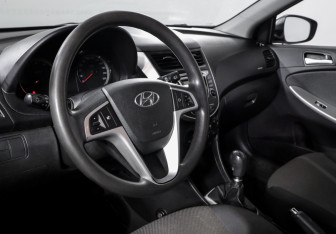 Подержанный автомобиль Hyundai Solaris Hatchback 2013 года (14 фото)